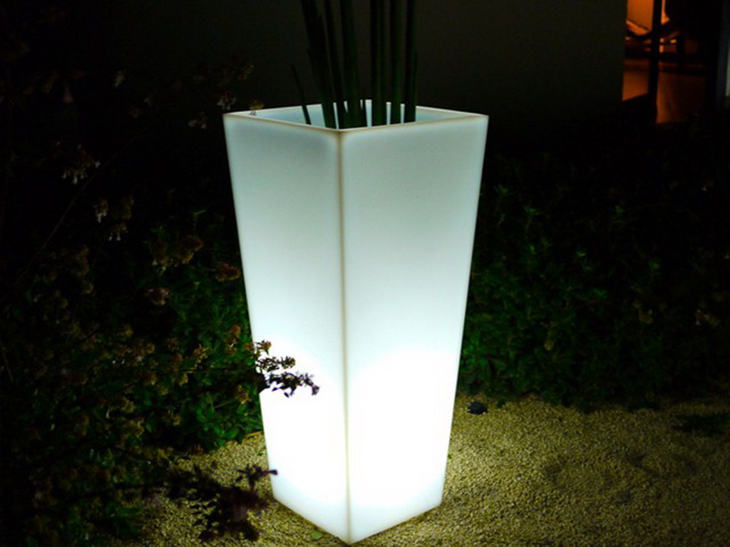 Vase lumineux sans fil Loon KEOPS a LED 35x35x50cm pour piscine et jardin