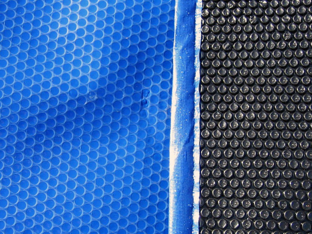 Couverture solaire d'ete DUOLIS BLACK 400µ bleue et noire bordee 2 cotes