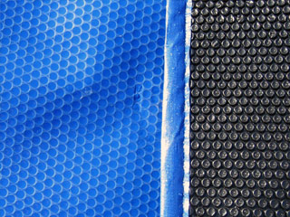 Couverture solaire d'ete DUOLIS BLACK 400µ bleue et noire bordee 2 cotes