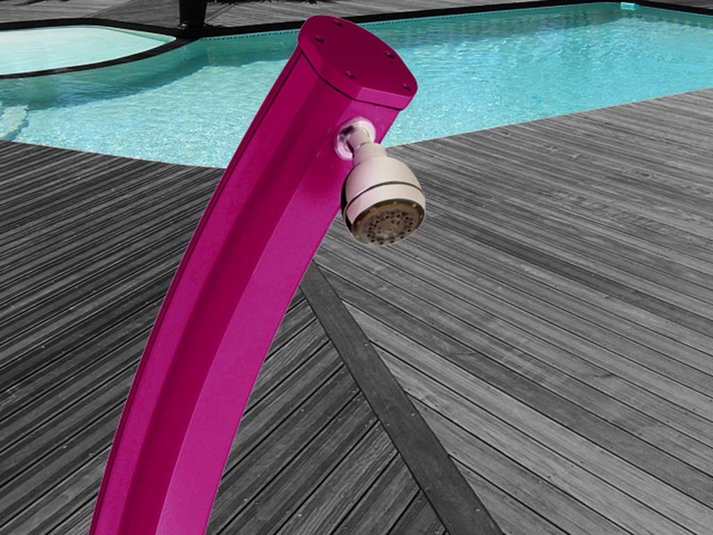 Douche solaire aluminium Formidra JOLLY CURVED avec mitigeur coloris rose