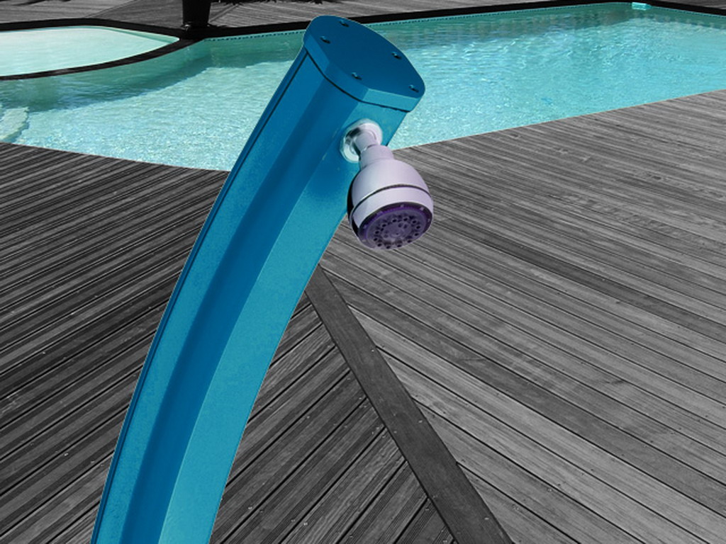 Douche solaire aluminium Formidra JOLLY CURVED avec mitigeur coloris bleu