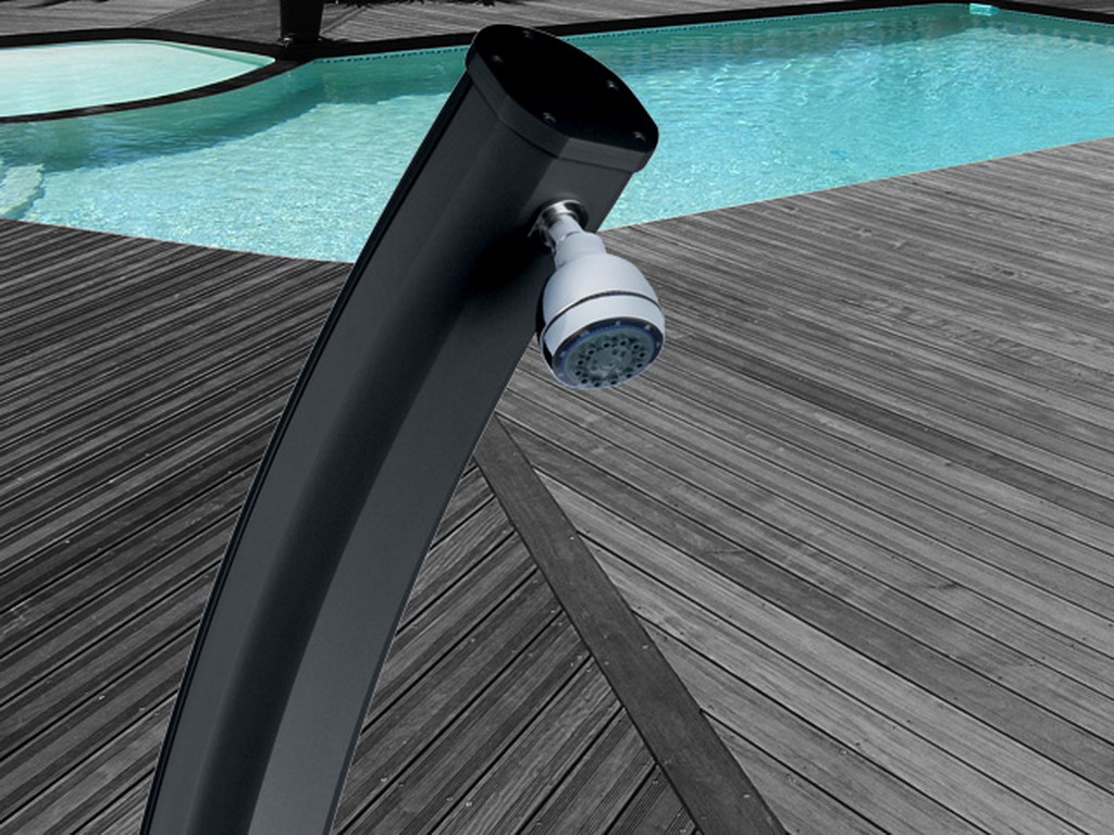 Douche solaire aluminium Formidra JOLLY CURVED avec mitigeur coloris anthracite