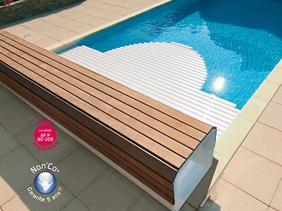 Image Volet automatique hors d'eau Abriblue BANC CLASSIC banc blanc lames PVC blanches pour piscine 4x8m sans escalier