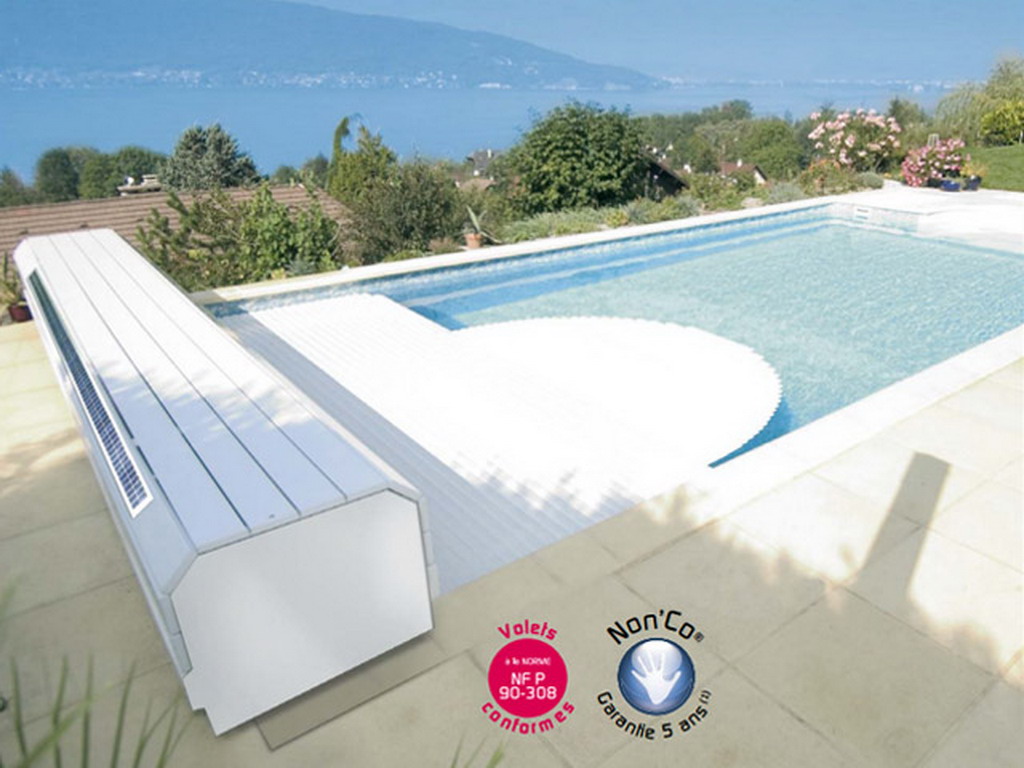 Volet automatique hors d'eau Abriblue BANC SOLAR ENERGY banc blanc lames PVC blanches pour piscine 5x10m sans escalier