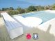 Volet automatique hors d'eau Abriblue BANC SOLAR ENERGY banc blanc lames PVC blanches pour piscine 5x10m sans escalier