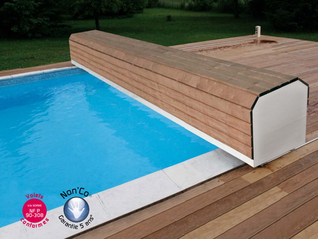 Volet automatique Abriblue BANC SURF SYSTEM version autonome banc blanc lames PVC blanches pour piscine 4x8m sans escalier