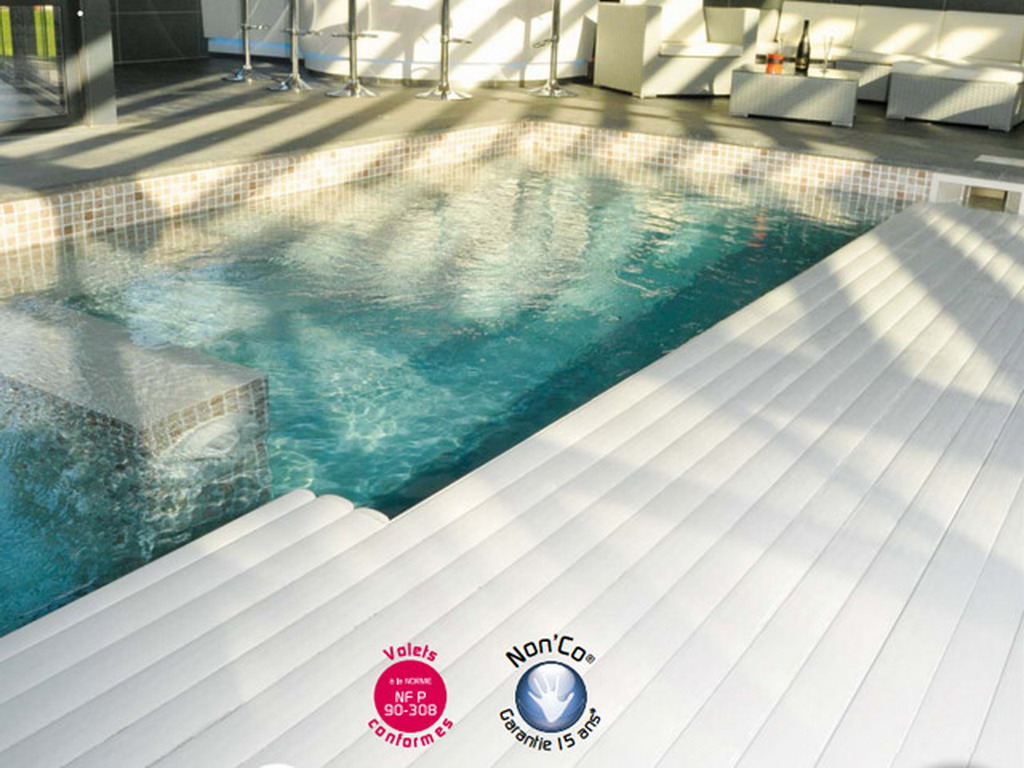 Volet automatique de securite immerge Abriblue IMM'BOX lames et caillebotis PVC blanc pour piscine 6x12m avec escalier Ø