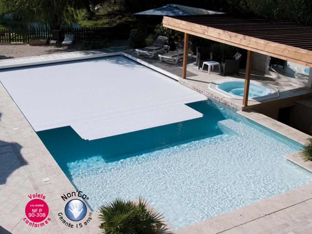 Volet automatique de securite immerge Abriblue VEESIO lames et caillebotis PVC blanc pour piscine 6x12m avec escalier Ø