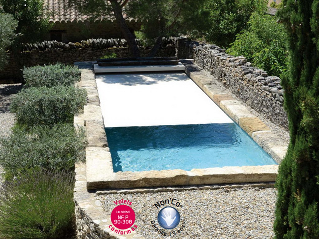 Volet automatique de securite immerge Abriblue IMM'AX lames et caillebotis PVC blanc pour piscine 6x12m sans escalier