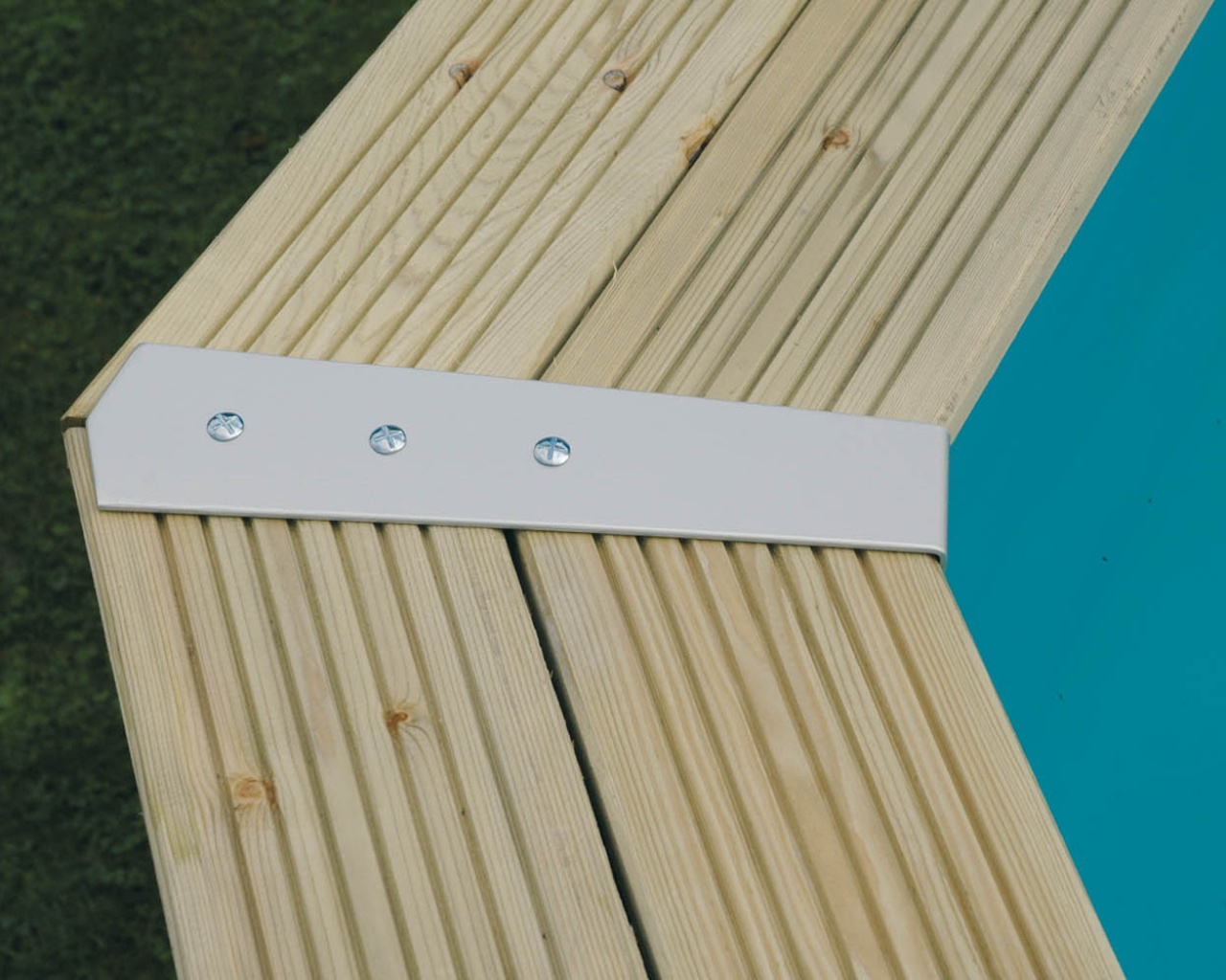 Installation de la piscine bois Azura : montage facilité et polyvalence d'implantation