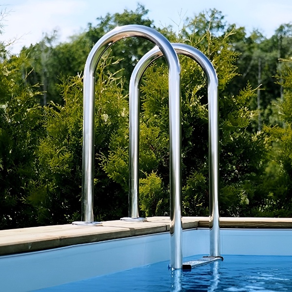 Une piscine bois Altanka NEMO avec plage immergée pour deux niveaux de profondeur