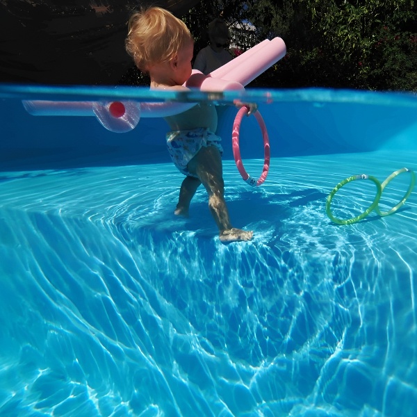 Piscine bois Altanka NEMO 4,3 x 3 m : une plage immergée pour toute la famille