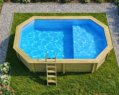Piscine bois Altanka NEMO octogonale allongée avec plage 5,79 x 3,49m H 1,45m liner bleu, pose sur dalle