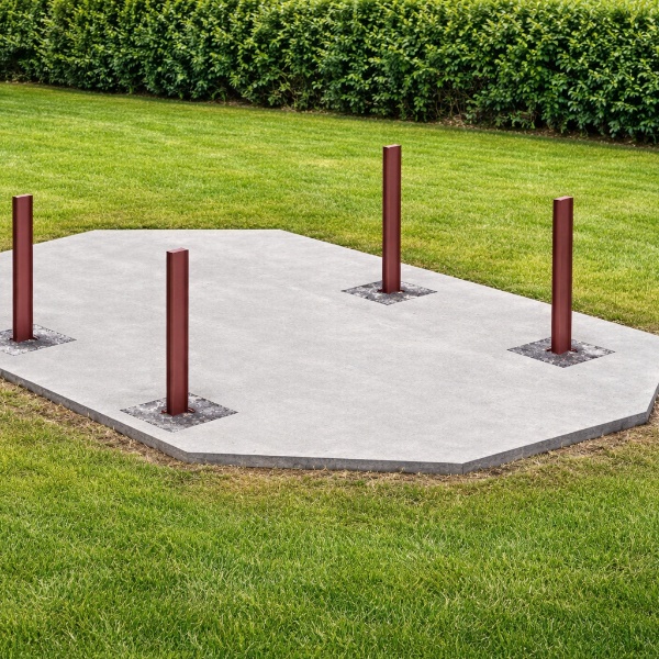 Fixation par poteaux acier IPN à sceller : stabilité durable pour grande piscine bois