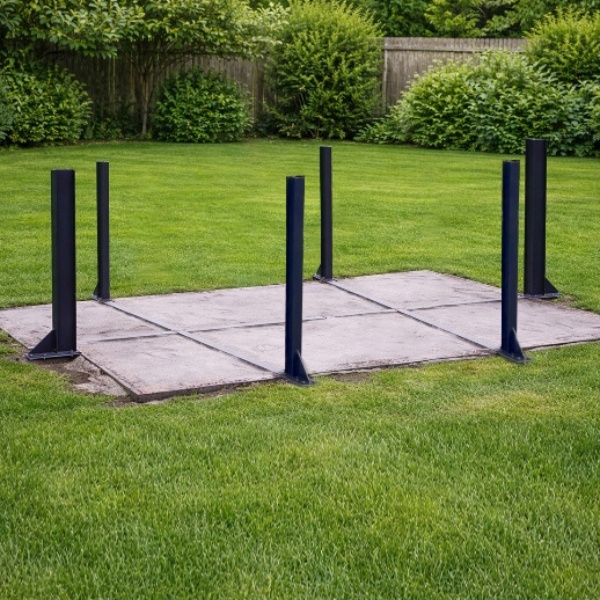 Cadre acier autoportant et montage sans dalle : installation facilitée sur terrain plat