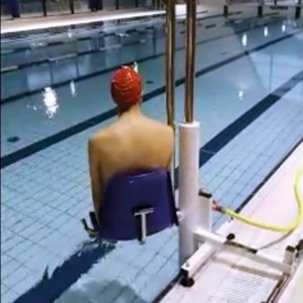 Sécurité et accessibilité PMR : un élévateur piscine conforme à la loi Handicap