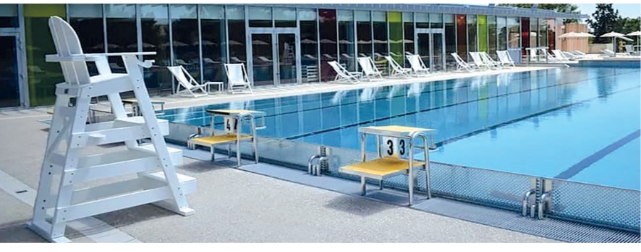 Confort et équipement intégré pour le maître-nageur en poste