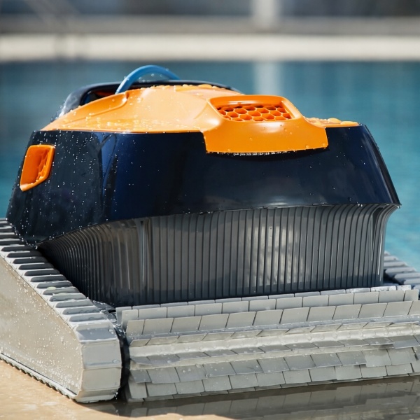 Dolphin E40i : nettoyage fond, parois et ligne d'eau piloté par application