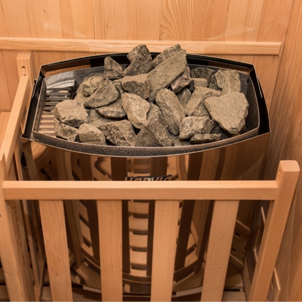 Architecture angulaire et façade panoramique : un sauna conçu pour s'intégrer dans votre intérieur