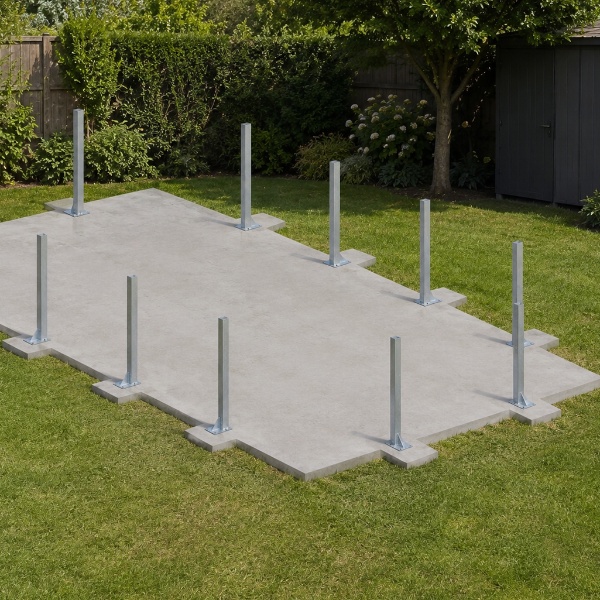Fixations à visser sur dalle béton : stabilité et démontage de la piscine bois Altanka